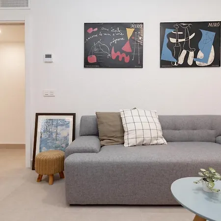 Apartment C23 Lovely 4 Bedroom Close To Maria Zambrano