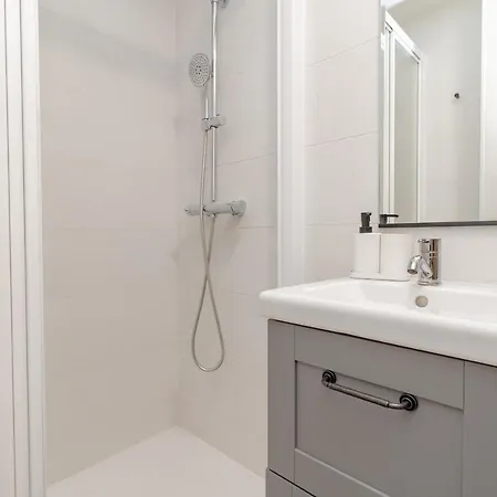Apartment C23 Lovely 4 Bedroom Close To Maria Zambrano