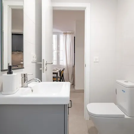 C23 Lovely 4 Bedroom Close To Maria Zambrano