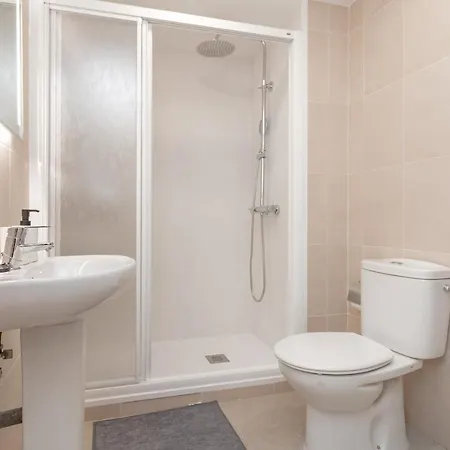 Apartment C23 Lovely 4 Bedroom Close To Maria Zambrano *